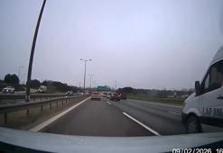 Sancaktepe'de kamyonet, polis aracına çarptı; kaza kamerada