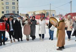 Bitlis'te anneler ile çocukları kızakla kayıp eğlendi