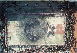 İlkokul öğrencilerinin bayrak sevgisi dron kamerasında