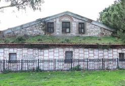 Fatih'teki tarihi Tur-i Sina Manastırı'nın duvarları çatladı, çevresi çöple dolu