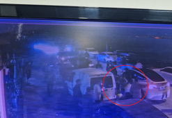 Yürüyerek geldiği halı saha önünde yığılan yaralıya, maçtan çıkan doktorlar müdahale etti