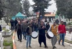 Kazada ölen motosiklet sürücüsünün cenazesinde, gelenek gereği davul-zurna çalındı