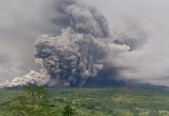 Endonezya'daki Semeru Yanardağı'nda 5 kez patlama meydana geldi