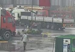Otomobil, akaryakıt istasyonundan dönüş yapan TIR'a çarptı; kaza kamerada