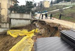 Kocaeli’de toprak kayması; binanın bahçe duvarı ve sokaktaki yolun bir bölümü çöktü