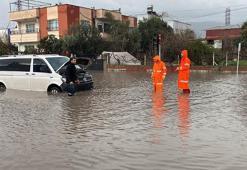 Osmaniye'de sağanak; yollar göle döndü, araçlar mahsur kaldı