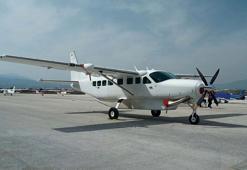 Endonezya'da uçağa silahlı saldırı: 2 ölü