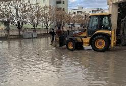 Nusaybin’de sağanak; yollar ve okul bahçeleri suyla doldu