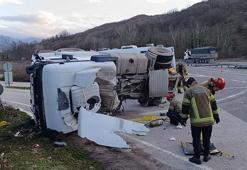 Kontrolden çıkan kuru beton tankeri refüje devrildi; 1 yearalı