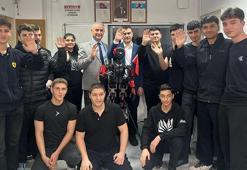 Öğrencilerin geliştirdiği 'Altan' robot, onlarla sohbet edip rehberlik yapıyor