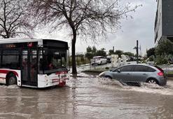 İzmir'de sağanak nedeniyle yollar göle döndü