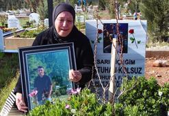 8 bıçak darbesiyle öldürülen Batuhan’ın annesi mezarı başında adalet istedi