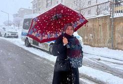 Yüksekova'da kar yağışı nedeniyle 28 yerleşim yeri ulaşıma kapandı