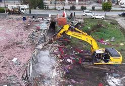 'Riskli alan' ilan edilen Karasu sahilinde yıkım başladı