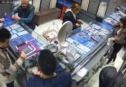 Sahte altın zinciri bozdurmak istedi o anlar kameralara yansıdı