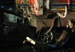 Silivri'de seyir halindeyken tekeri kopan otomobil kamyona çarptı; sürücü yaralandı