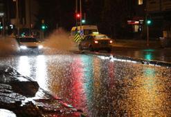 İzmir’de sağanak; cadde ve sokaklar göle döndü