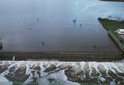 Manisa'da Bağyolu Barajı taştı, vatandaşlar su salımını izlemeye koştu