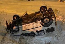 Buzlanan yolda hafif ticari araç takla attı; 2 yaralı