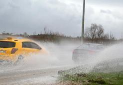 Antalya'yı sağanak vurdu; 7 ilçede okullar tatil edildi