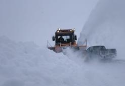 Kars'ta 4 metreyi bulan karla mücadele