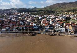 İzmir Foça'da sağanak; dereler taştı, denizin rengi değişti