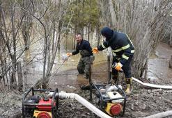 Sivas'ta yağmur ve kar suları taşkınlara yol açtı, evleri su bastı