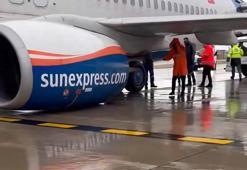 Kalkışa hazırlanan uçağın iniş takımları kırıldı