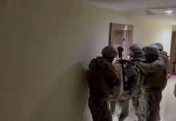 Kendilerini polis ve savcı olarak tanıtıp 87 milyon lira dolandıran 22 şüpheli tutuklandı