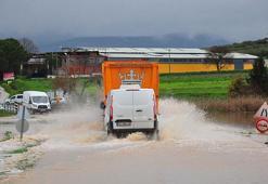 Manisa'da çay taştı; 20 mahalleyi şehir merkezine bağlayan köprü, su altında kaldı
