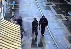 'Birini bıçaklamam lazım' diyerek evden çıkıp 16 yaşındaki kız çocuğunu bıçaklamıştı; o anların görüntüleri ortaya çıktı