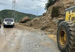 Dağdan kopan kayalar, kara yolunu kapadı