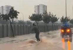 Adana’da su dolan caddede sörf yaptı