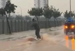 Adana’da su dolan caddede sörf yaptı