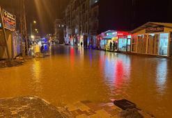 Malatya'da sağanak; iş yerlerini su bastı, taziye çadırı uçtu
