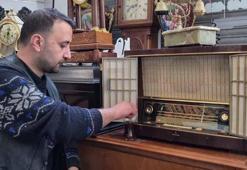 Kendisine hediye edilen radyo ile mesleğini bırakıp antikacı oldu