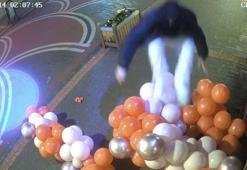 Sevgililer Günü süslemesi için asılan balonlara zarar verdi; o anlar kamerada