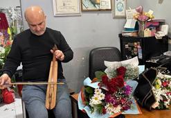 Ordulu çiçekçi, 14 Şubat’ta 65 yaş üstüne hem ücretsiz gül veriyor hem kemençe çalıyor