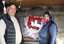 Yarım asırlık eşe tandırda ekmek pişirirken Sevgililer Günü sürprizi
