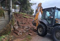 Gaziantep’te sağanak nedeniyle mezarlığın istinat duvarı çöktü