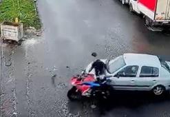 Motosikletle otomobilin çarpıştığı kaza kamerada; 1 yaralı