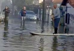 Muğla'da göle dönen yolda kano ile ilerledi