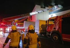 Sultangazi'de 2 katlı mobilya mağazasında yangın