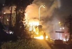 Üsküdar'da 2 katlı metruk bina alev alev yandı