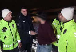 Trafikten menedilen aracıyla kaçan sürücü yakalandı, ehliyetine el konulup, 35 bin lira ceza kesildi