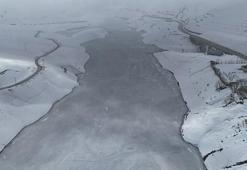 Yüksekova'daki Dilimli Baraj Gölü’nün yüzeyi kısmen buz tuttu