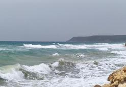 Saros'ta fırtınada dev dalgalar oluştu