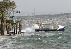 Ayvalık'ta fırtına nedeniyle deniz taştı, sokaklar suyla doldu