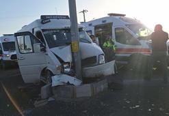 Şanlıurfa’da tarım işçilerini taşıyan minibüs direğe çarptı: 15 yaralı
