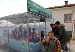 Fırat Nehri'ndeki atıl tekneyi onarıp, öğrencileri için kütüphaneye çevirdi